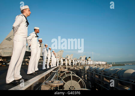 Les rails de l'homme marins USS Nimitz à Pearl Harbor. Banque D'Images