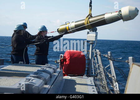 Déplacer les marins à bord d'une torpille USS Curtis Wilbur. Banque D'Images