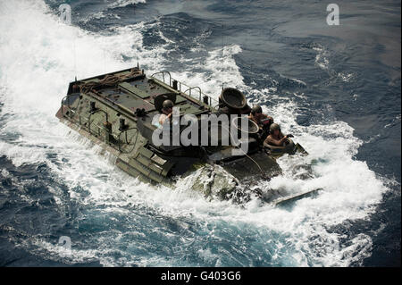 Un véhicule d'assaut amphibie AAV-7. Banque D'Images