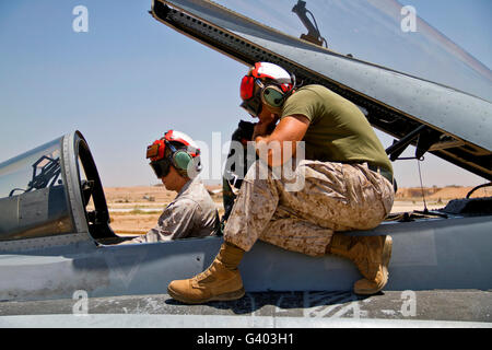 Les Marines américains des systèmes de l'aéronef d'essai sur un F-18 Hornet. Banque D'Images