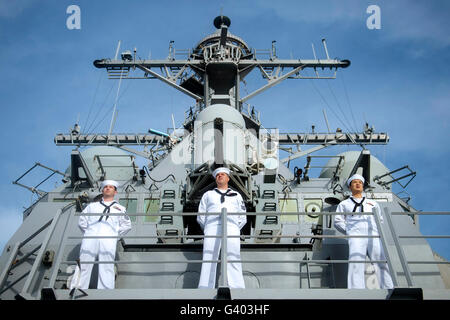 L'homme les marins à bord des rails USS John S. McCain. Banque D'Images