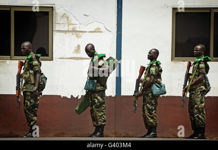 Les soldats rwandais à attendre en ligne à bord d'un C-17 Globemaster III. Banque D'Images