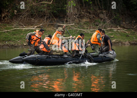 Philippine et des soldats des forces d'opérations spéciales américaines pagayez dans un fleuve. Banque D'Images