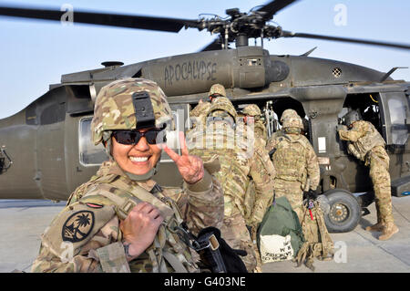 La Garde nationale de l'Armée de Guam se préparent à bord d'un UH-60 Black Hawk. Banque D'Images