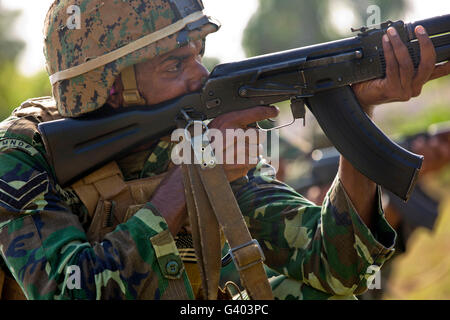 Feux marins maldiviens fusil un AK-47. Banque D'Images