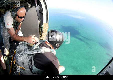 L'Armée américaine jumpmaster prépare un paratrooper à sauter d'un MH-60 Black Hawk. Banque D'Images