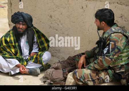 Un commando du 3e Kandak d'opérations spéciales parle avec un villageois. Banque D'Images