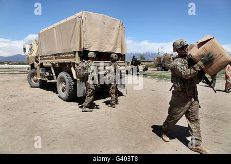 Les soldats de l'armée américaine d'aider le peuple afghan à la Police militaire d'aide humanitaire d'un événement. Banque D'Images