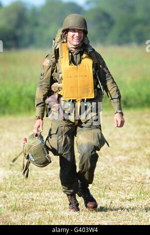 Un parachutiste français d'enfiler une vintage American World War II uniformes de parachutistes. Banque D'Images