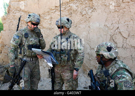 Les soldats de l'armée américaine discuter du plan de circulation pour une patrouille en Afghanistan. Banque D'Images