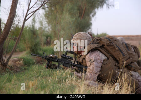 U.S. Marine fournit la sécurité lors d'une mission en Afghanistan. Banque D'Images