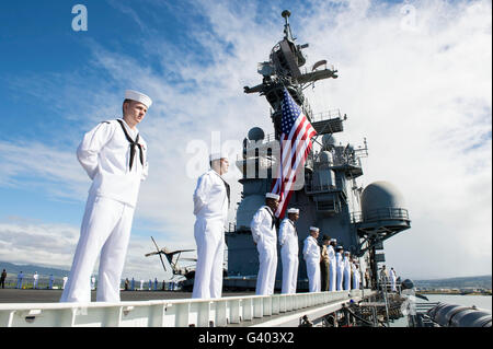 L'homme les marins à bord des rails, sous USS Peleliu. Banque D'Images