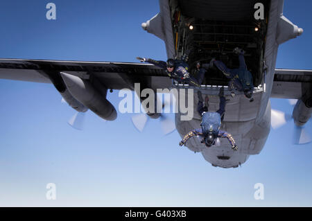 L'Équipe de parachutistes de la Marine américaine, le saut des grenouilles, sauter d'un Hercules C-130. Banque D'Images