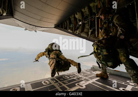 Les bérets verts de l'armée américaine sauter d'un Hercules C-130. Banque D'Images