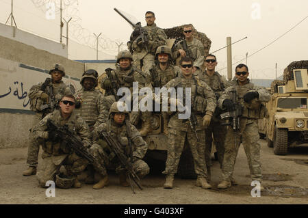 Les soldats de l'armée américaine posent pour une photo avant de patrouiller dans Bagdad, Iraq. Banque D'Images