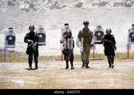 Un Béret Vert promenades avec tigres stagiaires au cours de formation avancée rifle. Banque D'Images