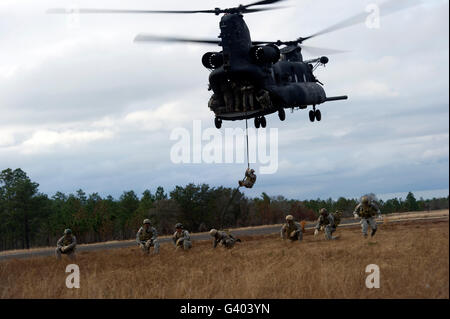 Des soldats américains avec le 7e Groupe des forces spéciales de corde rapide hors d'un CH-47 Chinook. Banque D'Images