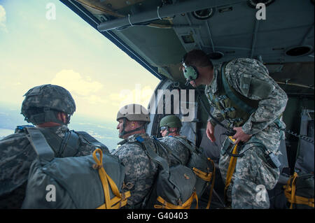 Les forces spéciales de la Garde nationale attendent leur tour pour passer d'un UH-60 Blackhawk. Banque D'Images