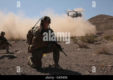 Les soudures sont insérées par un CH-53 Super Stallion pour le champ de bataille. Banque D'Images