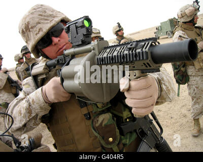 Une aire marine vise à avec la M-32 Plusieurs shot lance-grenades. Banque D'Images