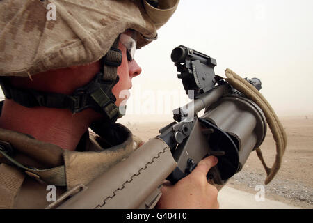 Une aire marine vise à avec un lance-grenades M-32 de multiples. Banque D'Images