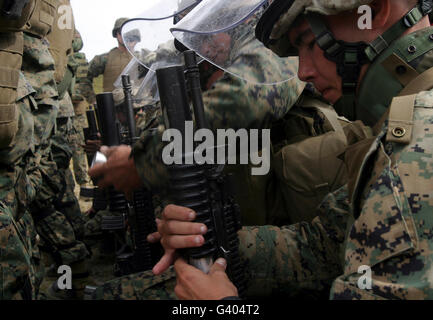 Un carabinier charge un baton en mousse en rond son lance-grenades M203. Banque D'Images