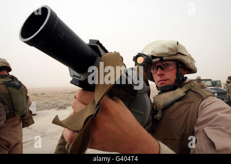 Une aire marine vise à avec un lance-grenades M-32 de multiples. Banque D'Images