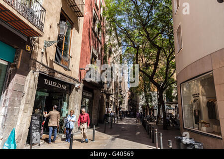 Scène de rue, quartier gothique de Barcelone, Catalogne, Espagne. Banque D'Images