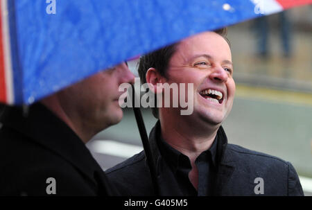 Anthony McPartlin (à gauche) et Declan Donnelly arrivent à l'Opéra pour les auditions de Manchester de la Grande-Bretagne Got Talent. Banque D'Images