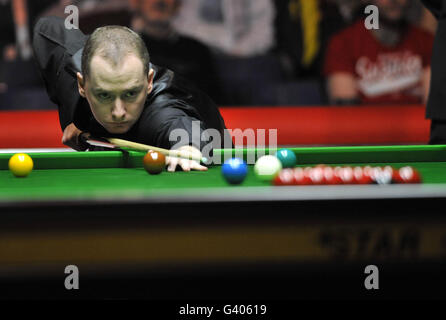 Graeme Dott en action contre Ding Junhui pendant les Ladbrokes Mobile Masters à Wembley Arena, Londres. Banque D'Images