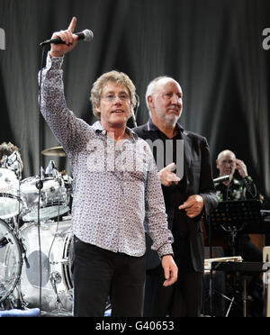 Roger Daltrey (à gauche) et Pete Townsend de l'OMS, qui se sont produits lors D'UN concert pour tuer le cancer, à HMV Hammersmith Apollo, à l'ouest de Londres. Banque D'Images