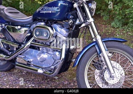 Harley Davidson 883 Sportster, moto, en bleu avec tuyaux chrome Banque D'Images