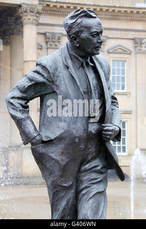 Statue à l'extérieur du travail Station Huddersfield homme politique et ancien Premier Ministre Harold Wilson, qui est né dans la ville Banque D'Images