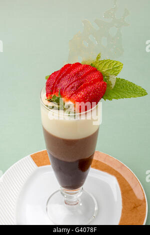 Le Dessert. Mousse au chocolat noir et blanc avec des fraises fraîches Banque D'Images