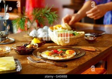 Arrangement magnifique de style de vie sain petit déjeuner végétarien sur table en bois. Banque D'Images