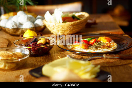 Arrangement magnifique de style de vie sain petit déjeuner végétarien sur table en bois. Banque D'Images