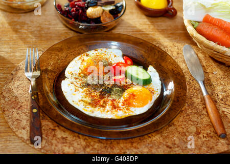 Arrangement magnifique de style de vie sain petit déjeuner végétarien sur table en bois. Banque D'Images