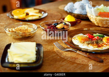 Arrangement magnifique de style de vie sain petit déjeuner végétarien sur table en bois. Banque D'Images