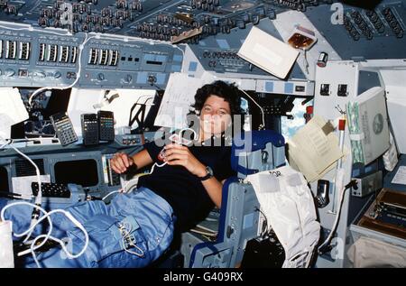 L'astronaute Sally Ride flotte dans la microgravité dans le poste de pilotage au cours de la navette Challenger STS-7 mission le 18 juin 1983 en orbite autour de la Terre. Ride est devenue la première femme américaine à voler dans l'espace lors de la mission. Banque D'Images