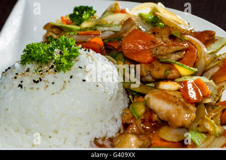 Délicieux repas avec poulet grillé et légumes préparés et présentés avec des ingrédients frais style restaurant Banque D'Images