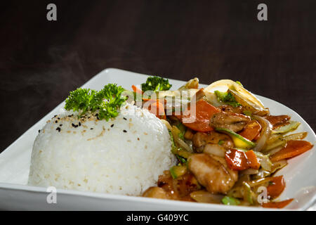 Délicieux repas avec poulet grillé et légumes préparés et présentés avec des ingrédients frais style restaurant Banque D'Images