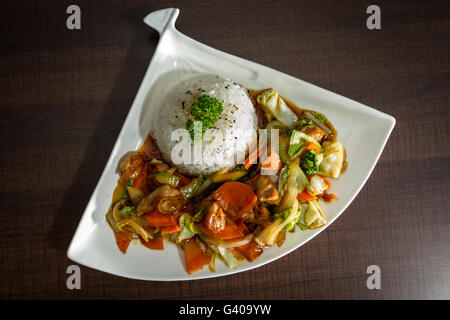 Délicieux repas avec poulet grillé et légumes préparés et présentés avec des ingrédients frais style restaurant Banque D'Images