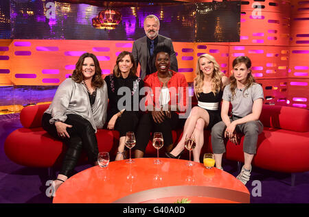 (De gauche à droite) Exposé de Graham Norton (centre arrière), Melissa McCarthy, Kristen Wiig, Graham Norton, Leslie Jones, Kate McKinnon et Heloise Letissier, aka, Christine et le Queens, pendant le tournage de The Graham Norton Show, à la London Studios, le sud de Londres, pour être diffusé sur BBC One le vendredi soir. Banque D'Images