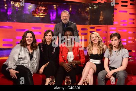 (De gauche à droite) Exposé de Graham Norton (centre arrière), Melissa McCarthy, Kristen Wiig, Graham Norton, Leslie Jones, Kate McKinnon et Heloise Letissier, aka, Christine et le Queens, pendant le tournage de The Graham Norton Show, à la London Studios, le sud de Londres, pour être diffusé sur BBC One le vendredi soir. Banque D'Images