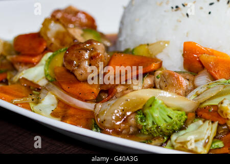 Délicieux repas avec poulet grillé et légumes préparés et présentés avec des ingrédients frais style restaurant Banque D'Images