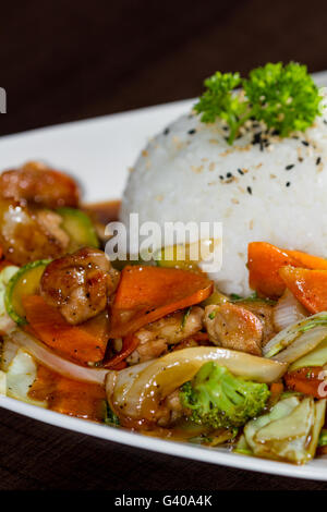 Délicieux repas avec poulet grillé et légumes préparés et présentés avec des ingrédients frais style restaurant Banque D'Images