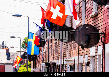 BELFAST, IRLANDE DU NORD. 03 juin 2016 - Les résidants de la rue Iris, Belfast décorent leurs maisons avec des drapeaux de toutes les nationalités à la finale de la Ligue Championnat d'Europe (Euros) 2016 Banque D'Images