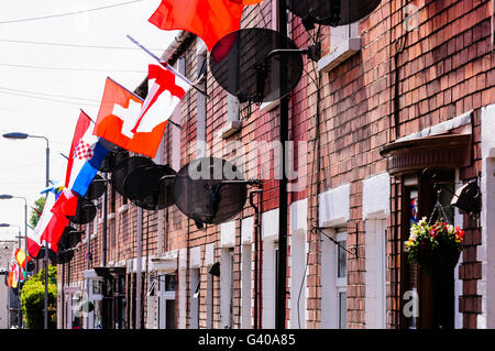 BELFAST, IRLANDE DU NORD. 03 juin 2016 - Les résidants de la rue Iris, Belfast décorent leurs maisons avec des drapeaux de toutes les nationalités à la finale de la Ligue Championnat d'Europe (Euros) 2016 Banque D'Images