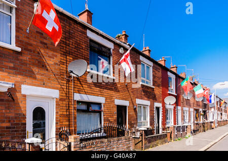 BELFAST, IRLANDE DU NORD. 03 juin 2016 - Les résidants de la rue Iris, Belfast décorent leurs maisons avec des drapeaux de toutes les nationalités à la finale de la Ligue Championnat d'Europe (Euros) 2016 Banque D'Images