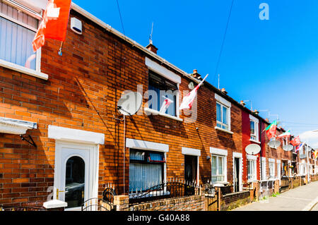 BELFAST, IRLANDE DU NORD. 03 juin 2016 - Les résidants de la rue Iris, Belfast décorent leurs maisons avec des drapeaux de toutes les nationalités à la finale de la Ligue Championnat d'Europe (Euros) 2016 Banque D'Images